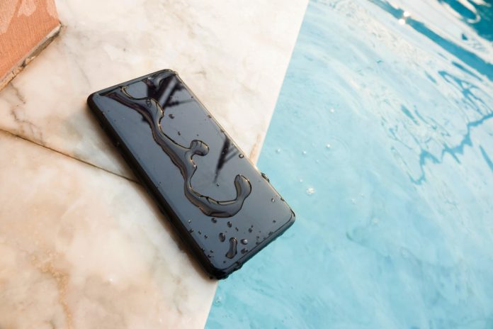 Zalanie telefonu woda