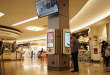 Monitory reklamowe – przyciągnij uwagę do swojego biznesu ekrany multimedialne w galeriach