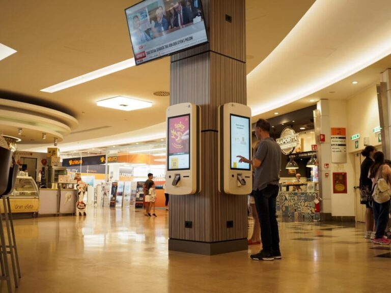 ekrany multimedialne w galeriach