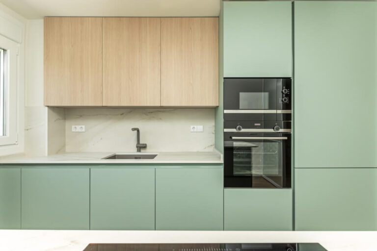 Dystrybucja materiałów do mebli w praktyce stolarskiej